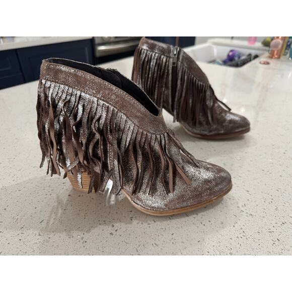 Ariat Unbridled Silver Metallic Fringe Booties Woman’s Size 8.5 - Picture 3 of 9
